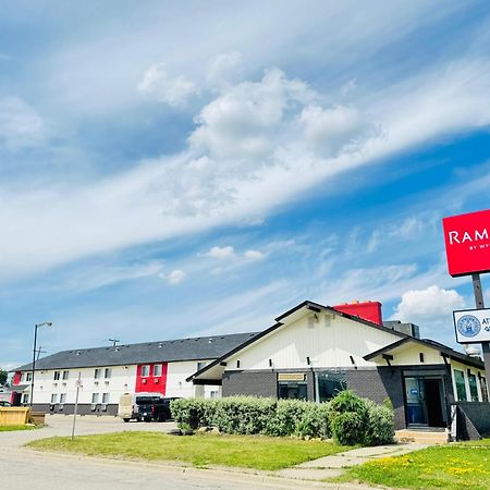 Hotel Ramada By Wyndham Dawson Creek Extérieur photo