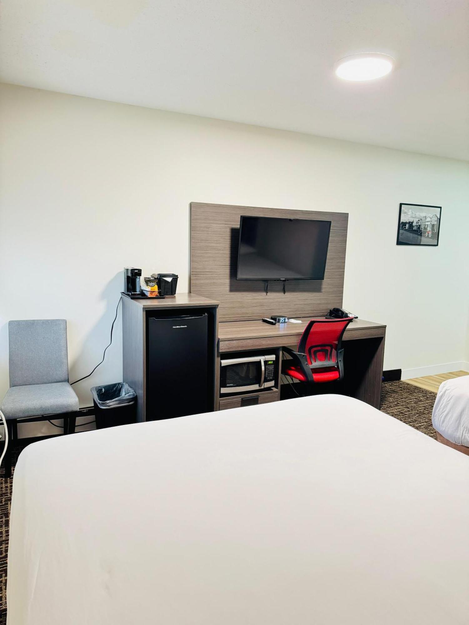 Hotel Ramada By Wyndham Dawson Creek Extérieur photo