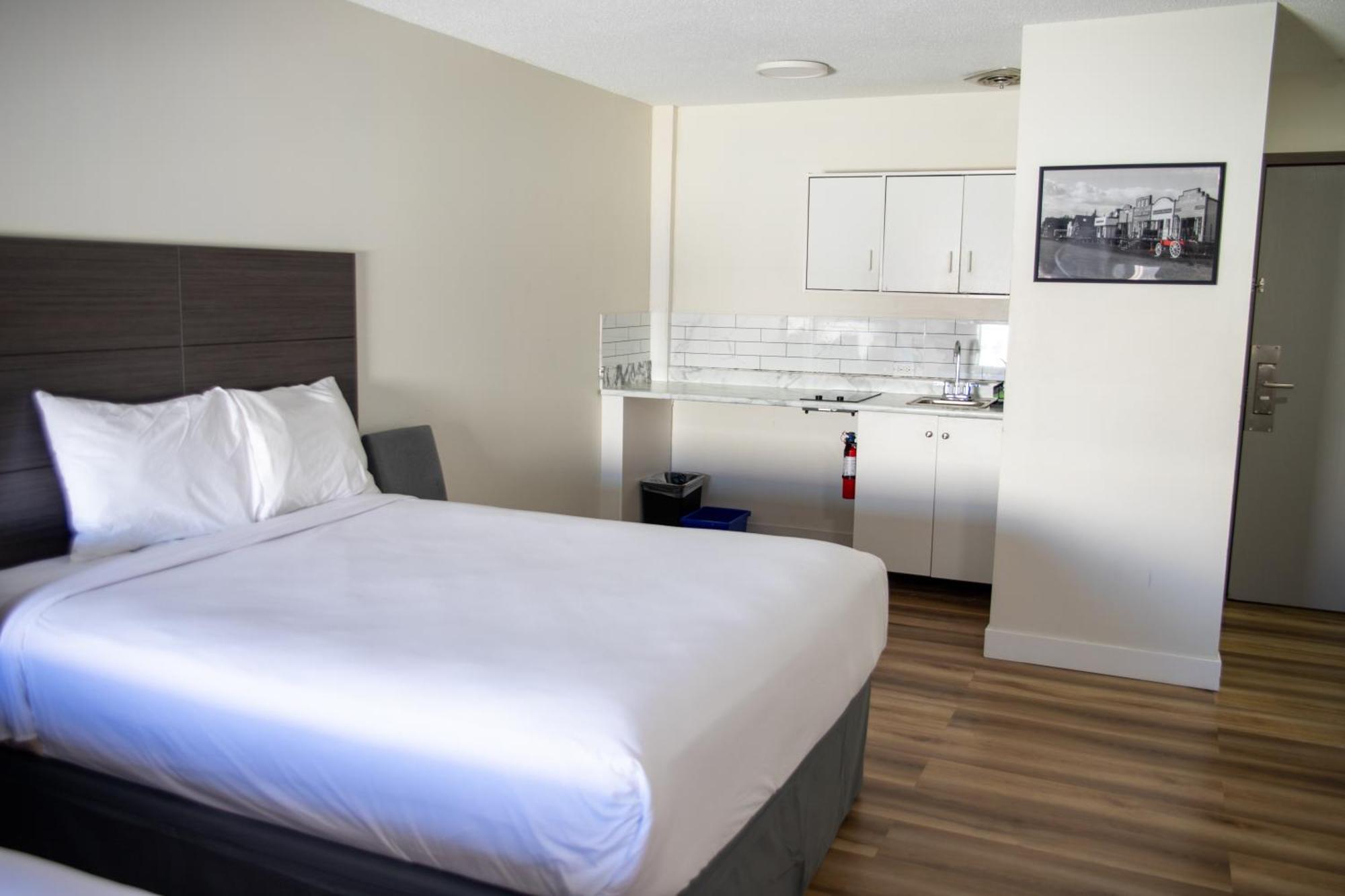 Hotel Ramada By Wyndham Dawson Creek Extérieur photo