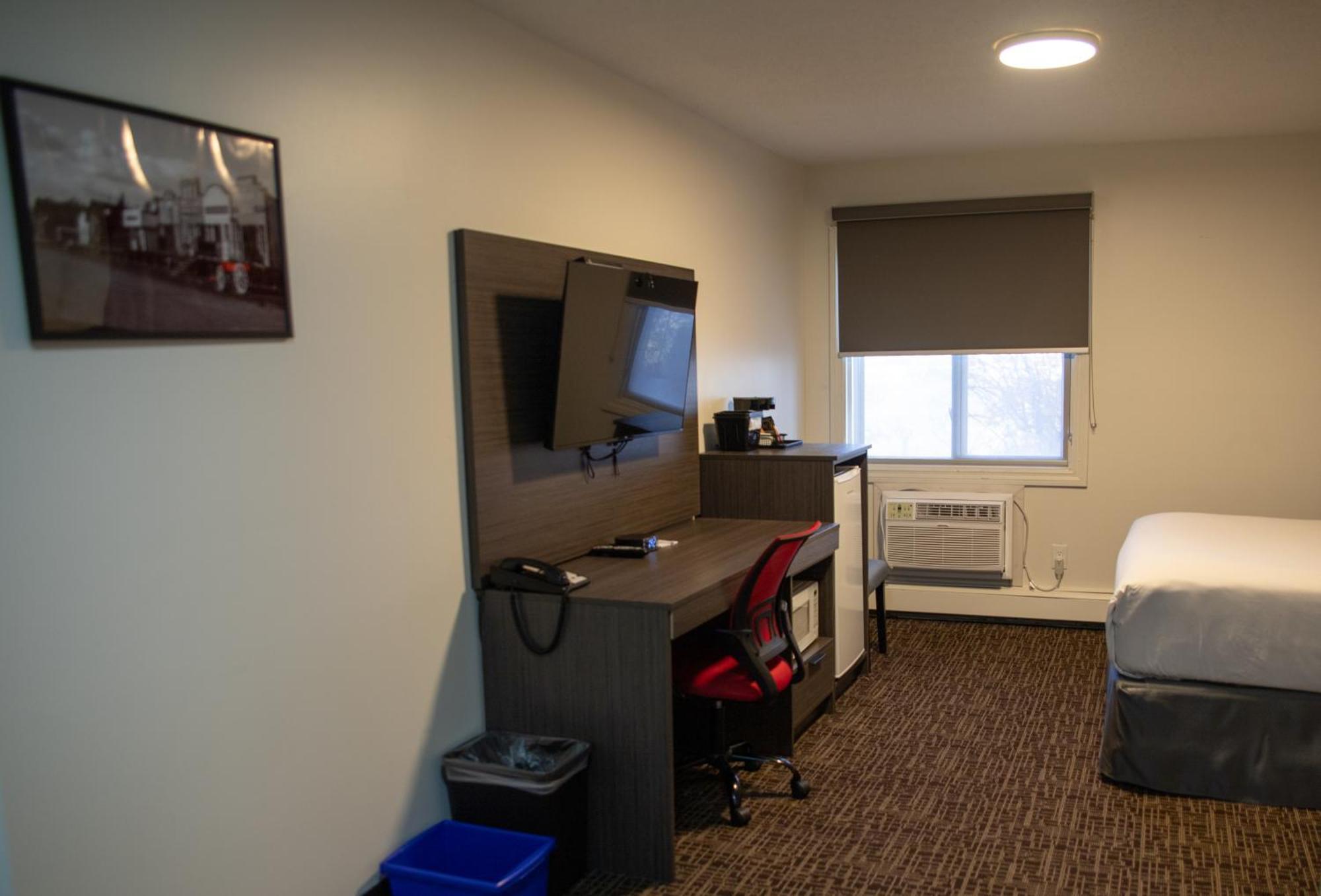 Hotel Ramada By Wyndham Dawson Creek Extérieur photo