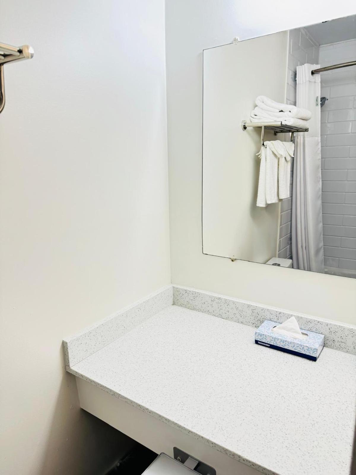 Hotel Ramada By Wyndham Dawson Creek Extérieur photo