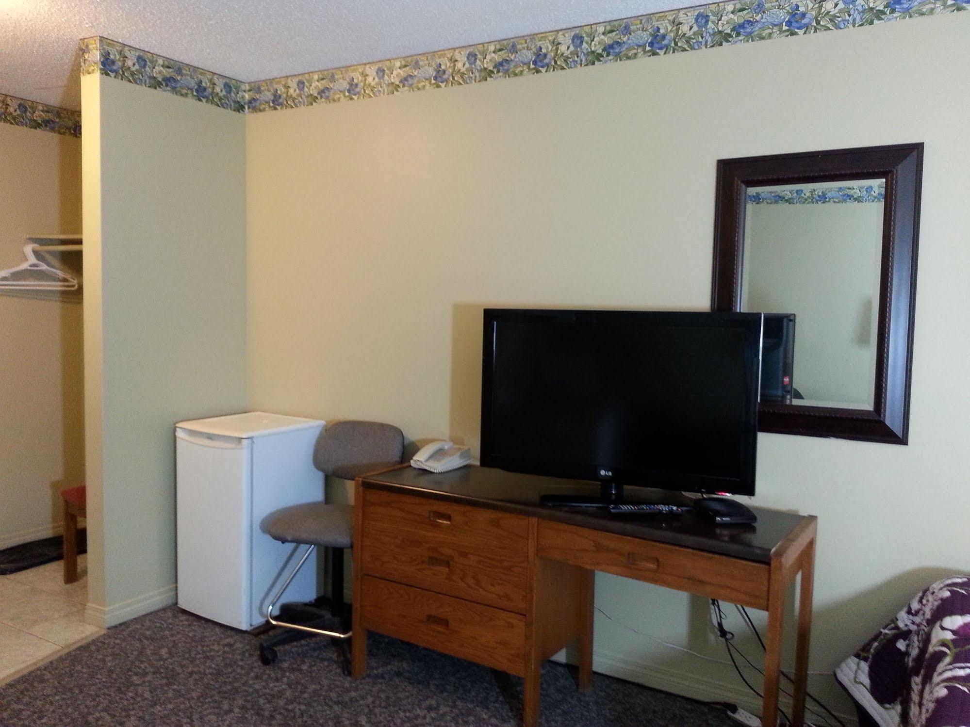Hotel Ramada By Wyndham Dawson Creek Extérieur photo