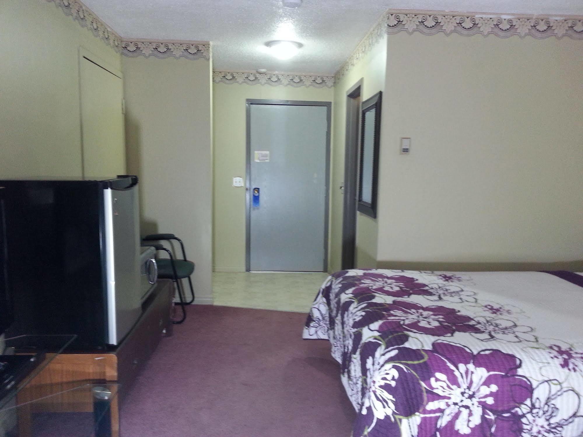 Hotel Ramada By Wyndham Dawson Creek Extérieur photo