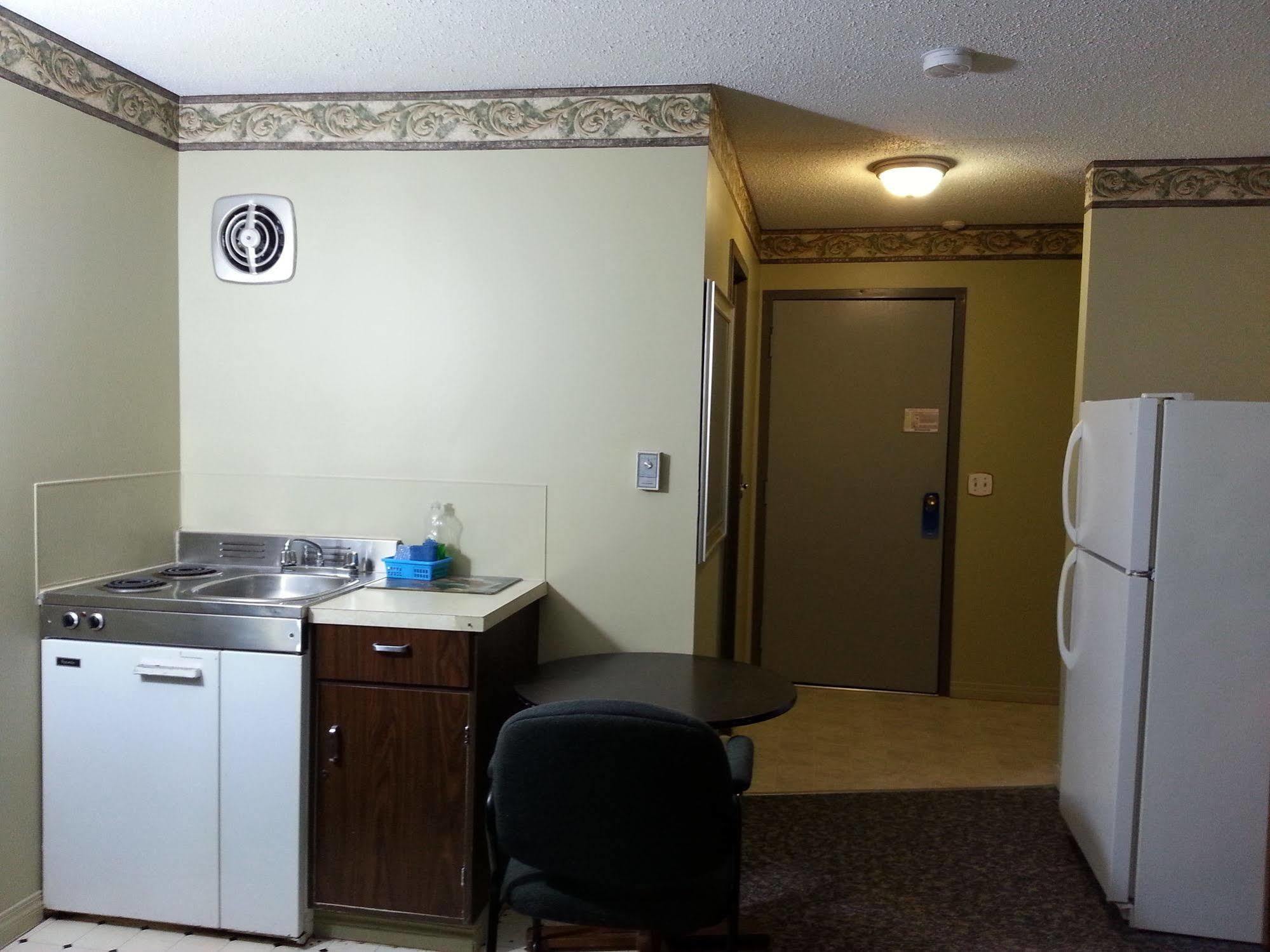 Hotel Ramada By Wyndham Dawson Creek Extérieur photo